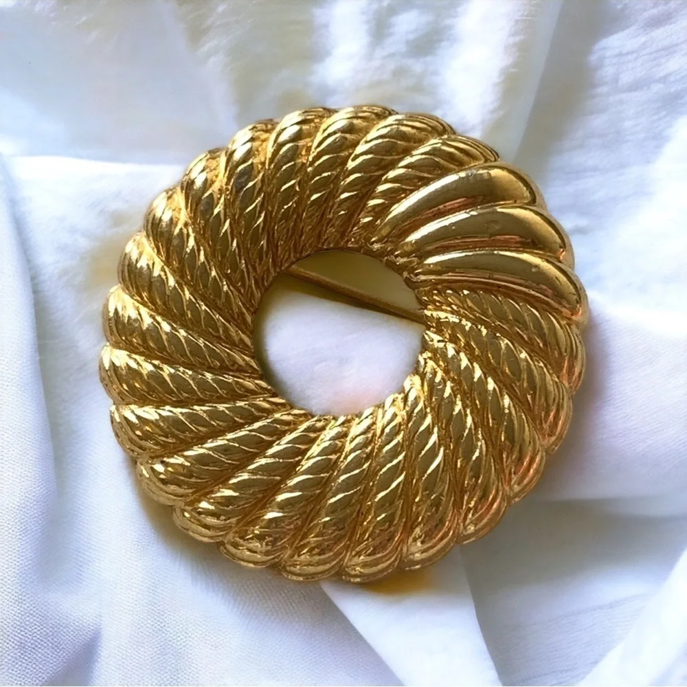 Monet Spinning Wheel Gold Tone Brooch